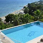 Seaside With Panoramic Views In Les Iles D'or Semesterbostad *