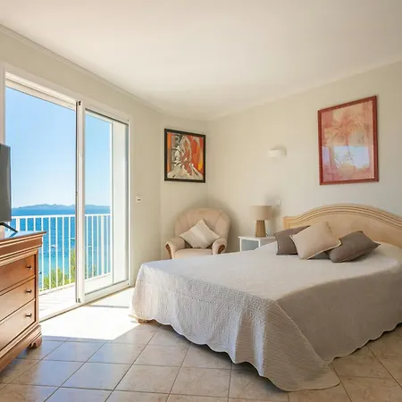 Seaside With Panoramic Views In Les Iles D'or Semesterbostad
